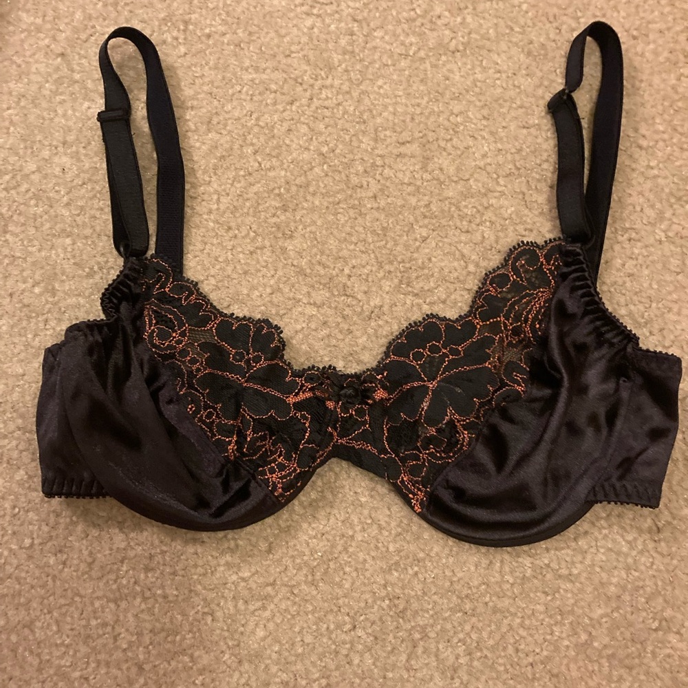Vintage Olga Black Lace Floral Embroidered Underwire Bra